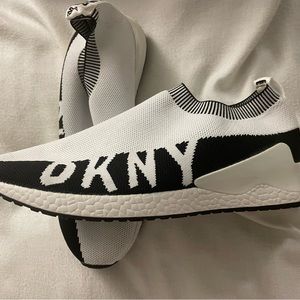DKNY Women Slip-On Knit Sneakers White W/Logo black strip Light Sport Size 9